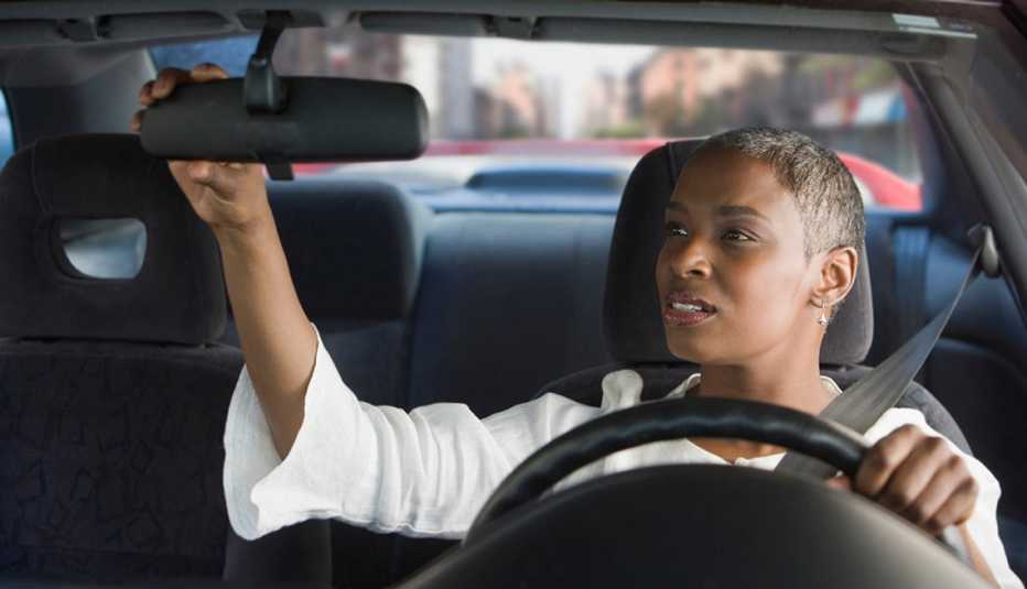 Mujer en un automóvil