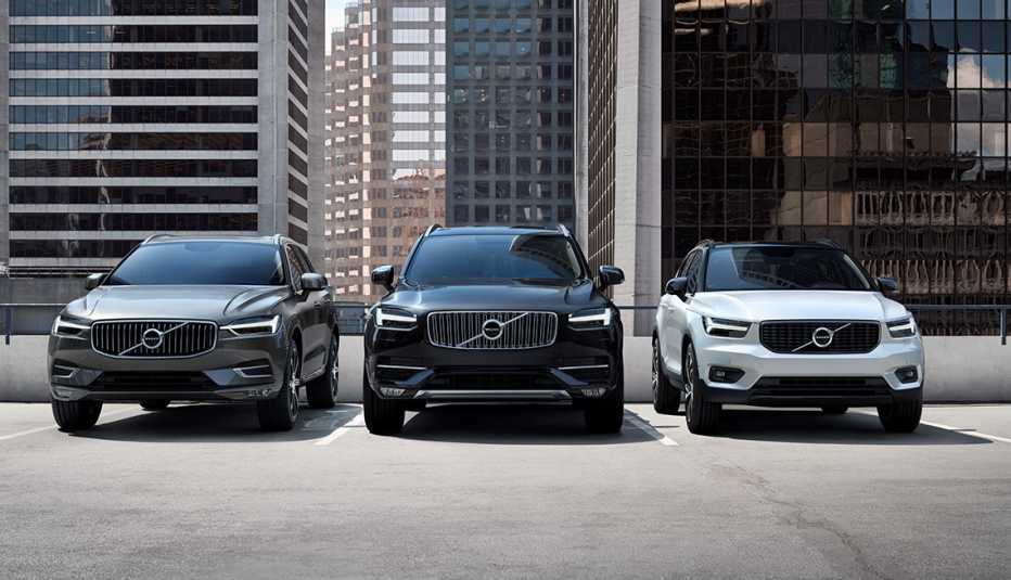 Vista frontal de 3 vehículos marca Volvo