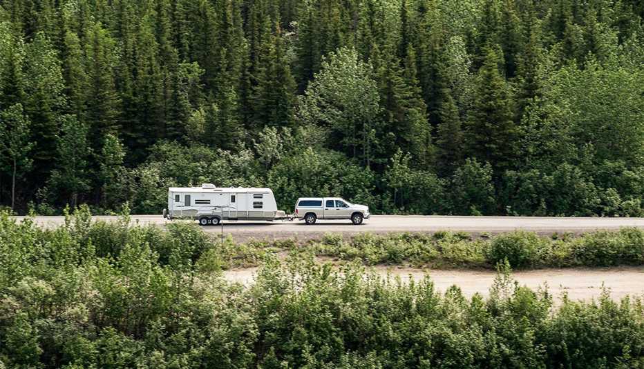 Auto viajando por una carretera en Alaska