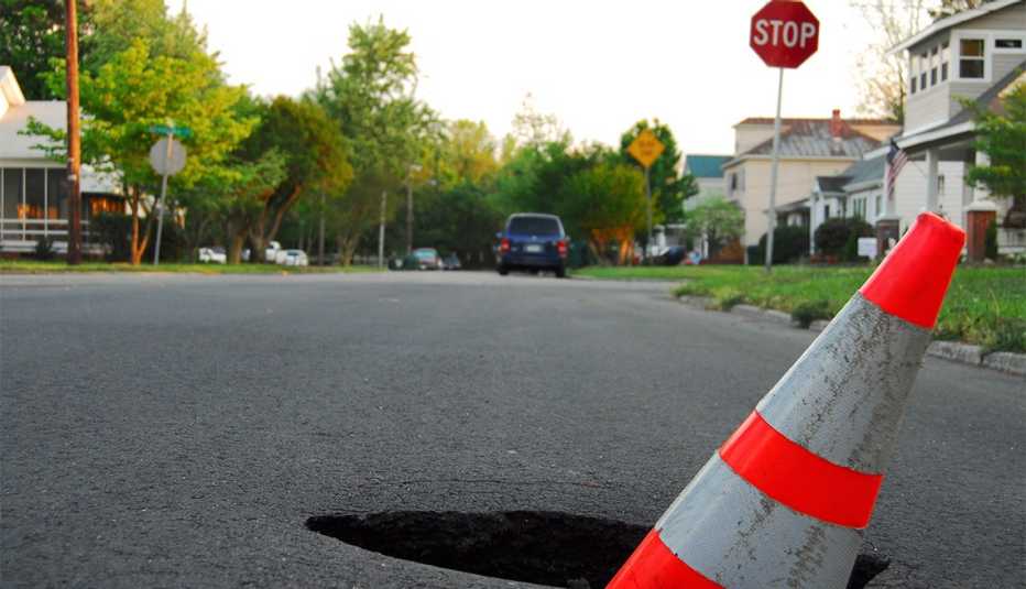 Cono de tránsito señala la presencia de un hueco en la calle