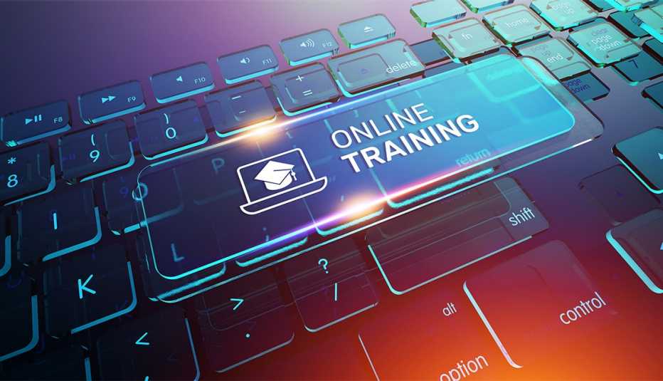 Botón virtual de entrenamiento en línea en el teclado de una computadora
