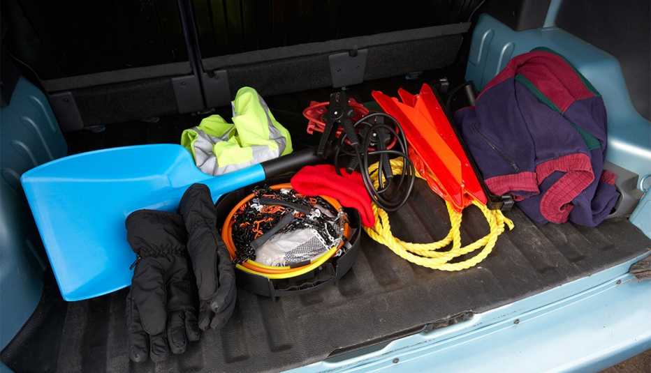 Equipo de emergencia en carretera dentro de la cajuela de un auto