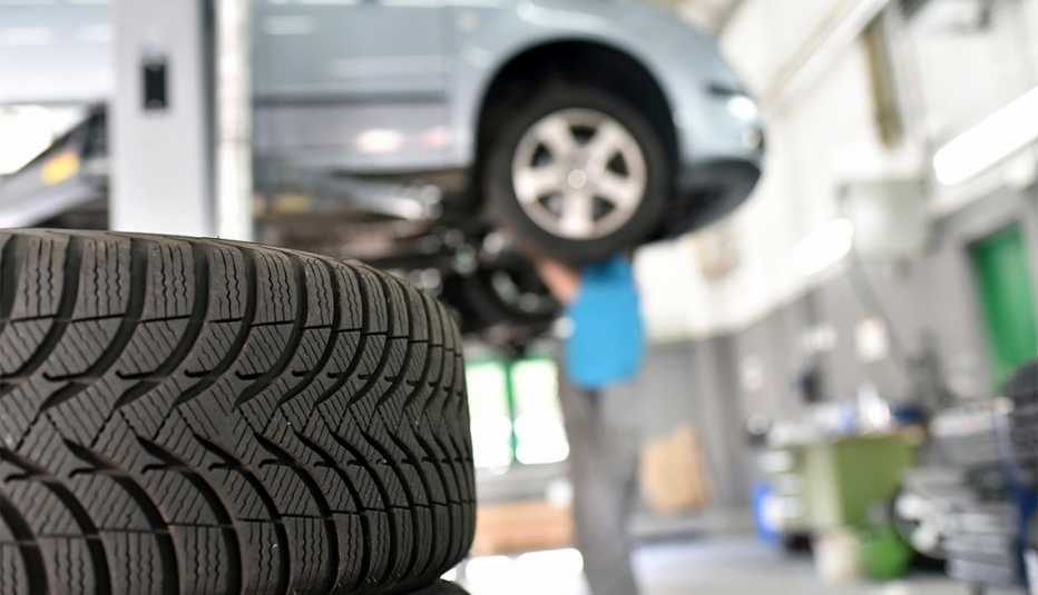 Mecánico trabaja en un auto