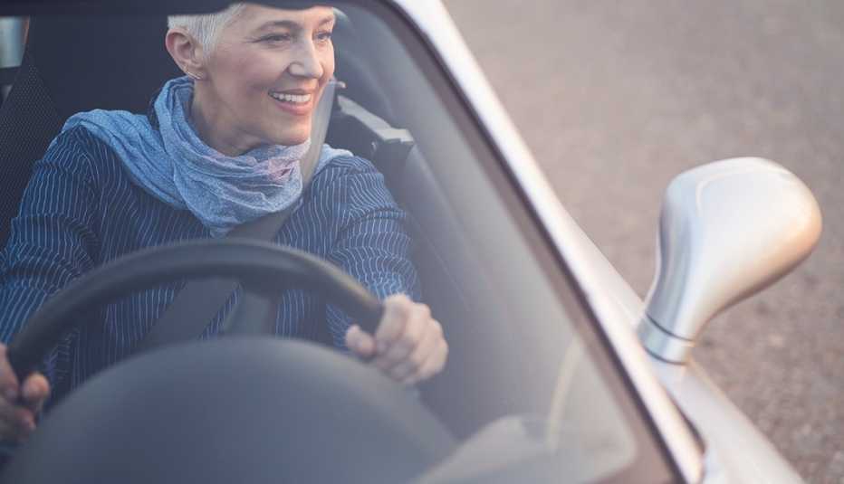 Mujer maneja un auto