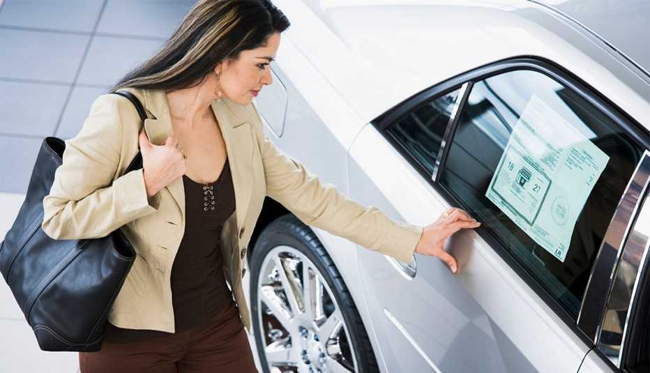 Mujer observa un auto