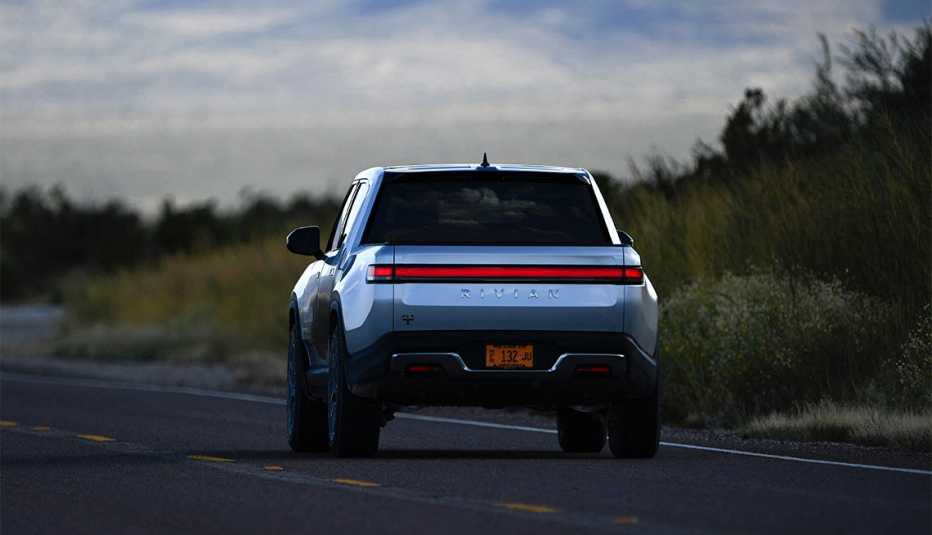 Rivian R1T en la carretera