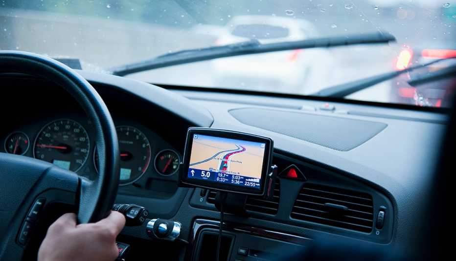 Pantalla de GPS en la consola de un auto