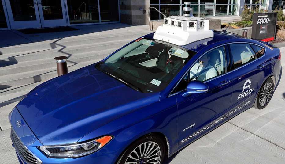 Un auto azúl sin conductor, con cámaras y sensores en el techo