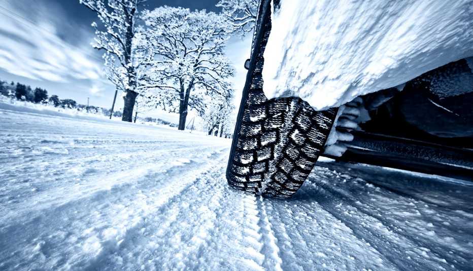 Vista de primer plano y en ángulo bajo de un neumático de automóvil