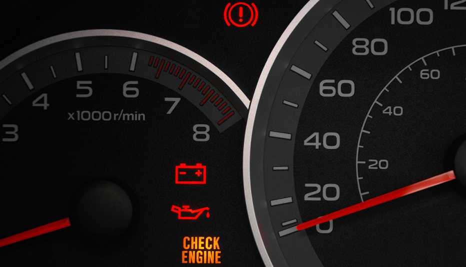 Luces de advertencia en el tablero de un auto prendido
