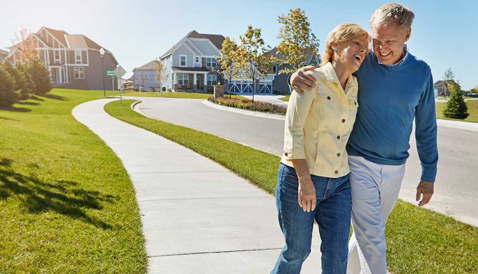 Pareja mayor caminando por un suburbio en Estados Unidos.