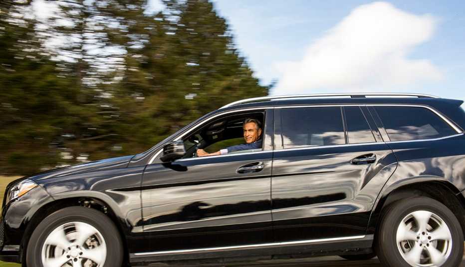 Hombre manejando una camioneta