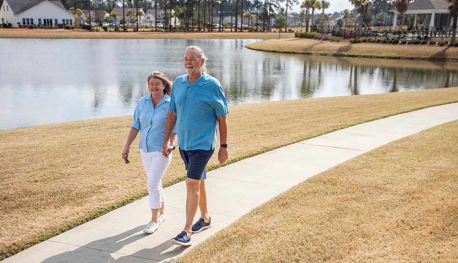 Linda (izquierda) y Rob Nehrbas caminan por un parque cercano a su hogar en Four Seasons at Cane Bay, en Summerville, Carolina del Sur, el martes, 21 de febrero del 2023.