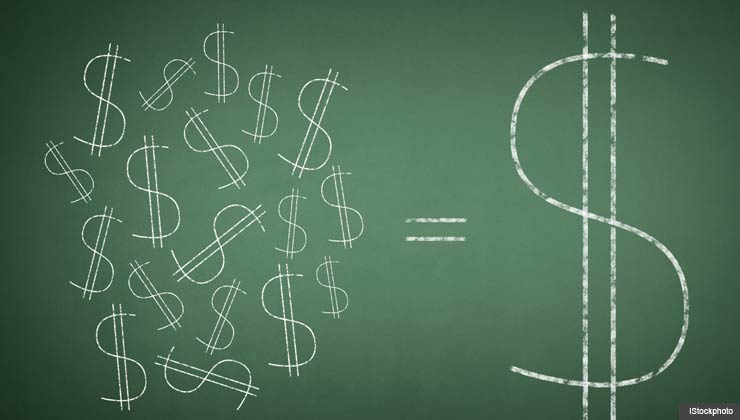 Tablero con símbolos de dinero - Herramientas para ahorro de AARP