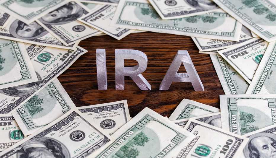 La palabra IRA rodeada de billetes de 100 dólares