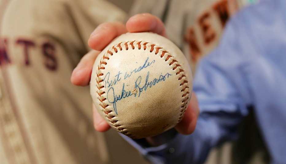 Pelota de béisbol firmada por Jackie Robinson 