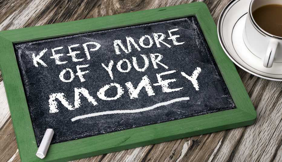 Tablero y un letrero en tiza que en inglés conserve más de su dinero.