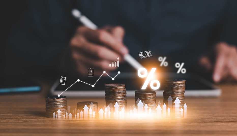 Pila de monedas y diferentes íconos de finanzas