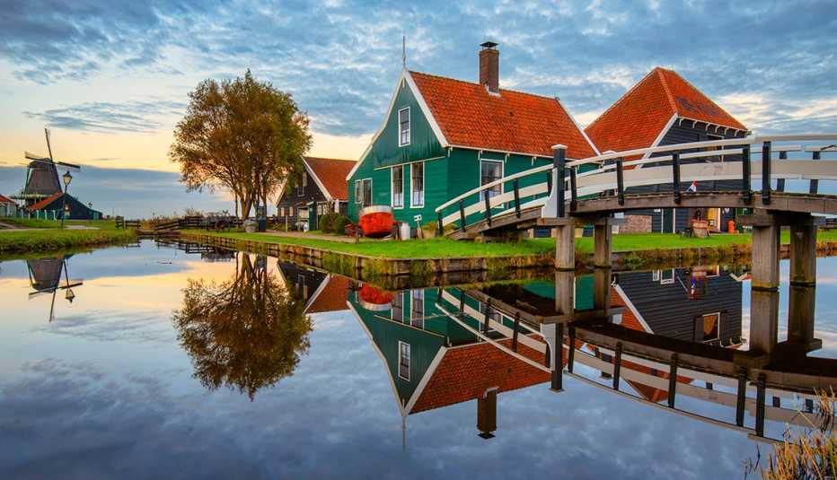 Vista panorámica de un lago junto a edificios en Zaanse Schans, Zaandam, Países Bajos