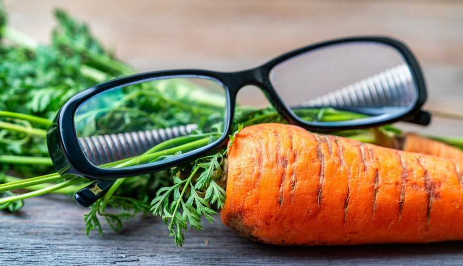 un par de anteojos sobre un par de zanahorias