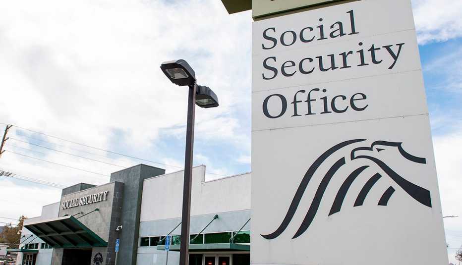 Vista exterior de una oficina del Seguro Social en Burbank, California