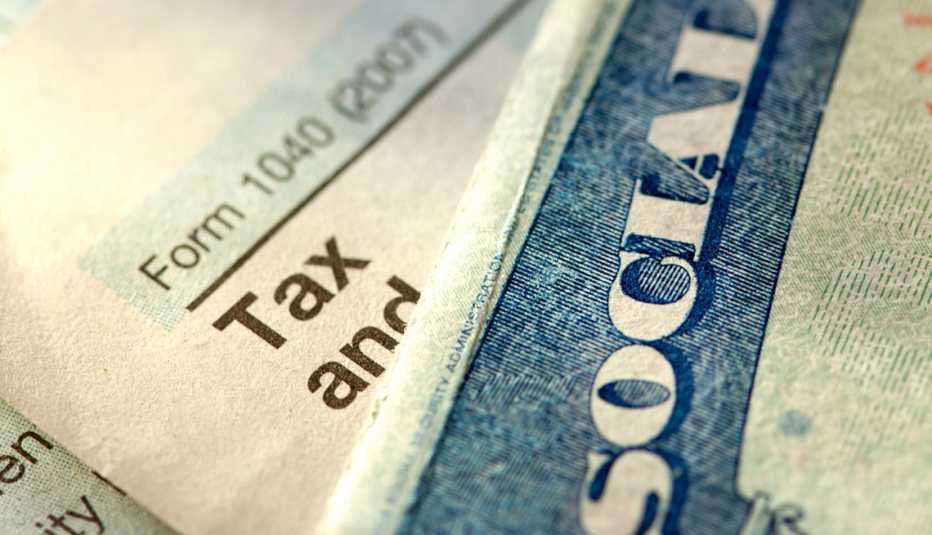 Formulario 1040 de impuestos y tarjeta del Seguro Social