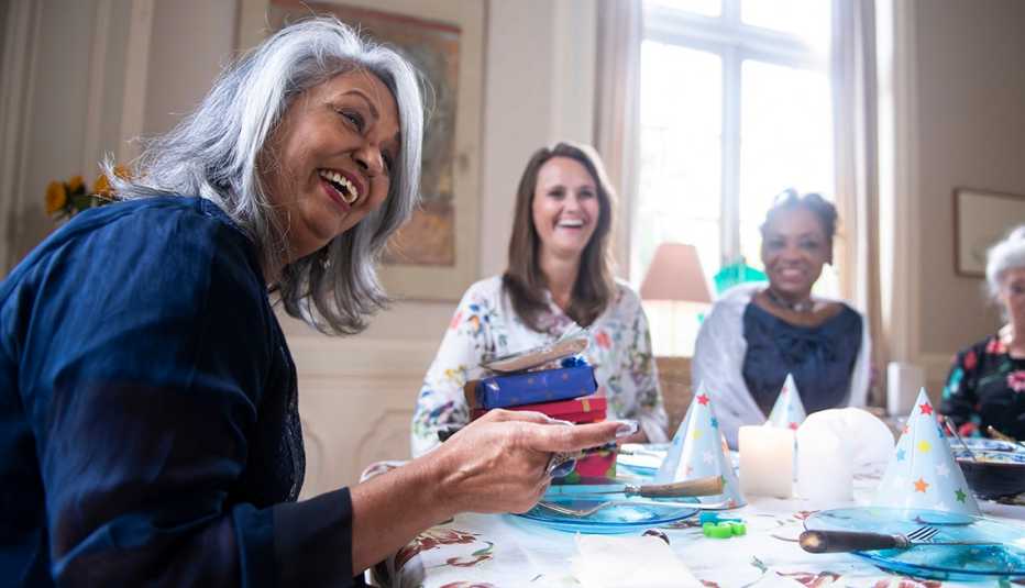 Mujer mayor celebrando su cumpleaños con sus amigas.