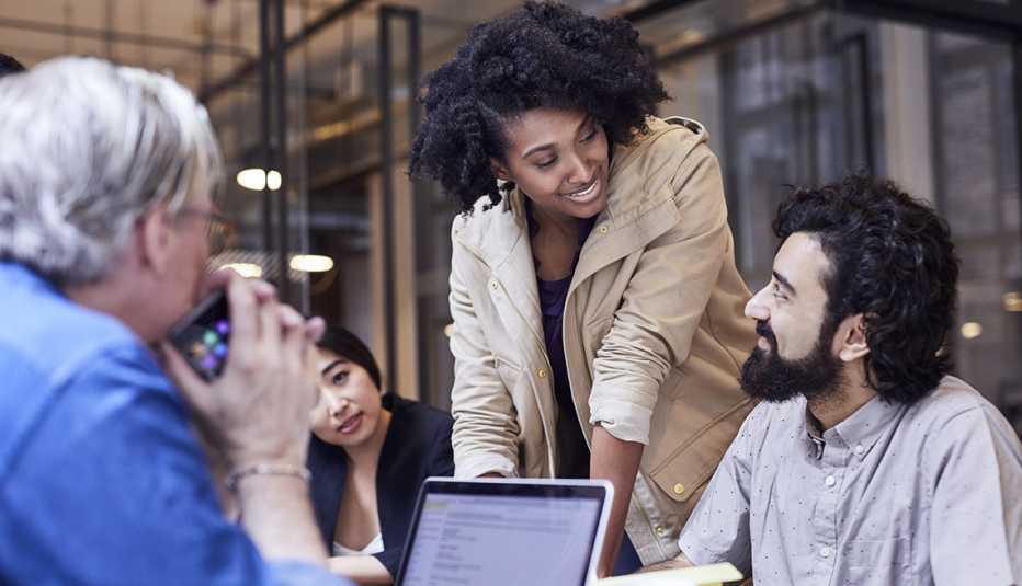 Grupo de trabajo con personas de diferentes edades.