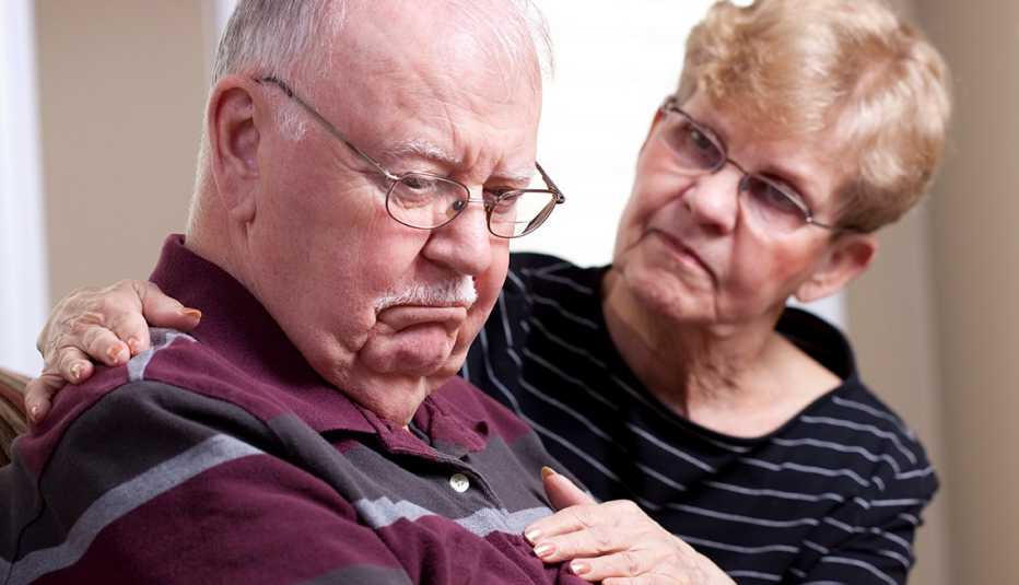 Pareja de adultos mayores luce preocupada