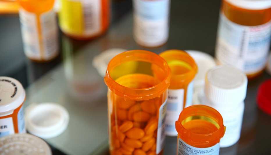 Botellas con pastillas de medicamentos.