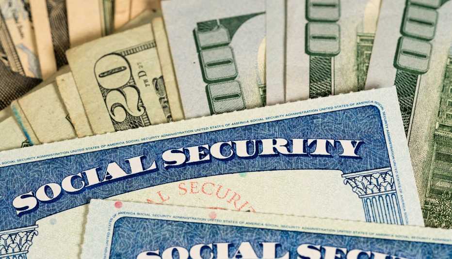 Tarjeta del Seguro Social sobre billetes de 100 dólares