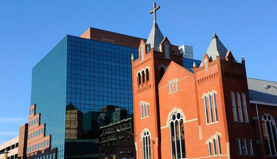 Iglesia al lado de un edificio