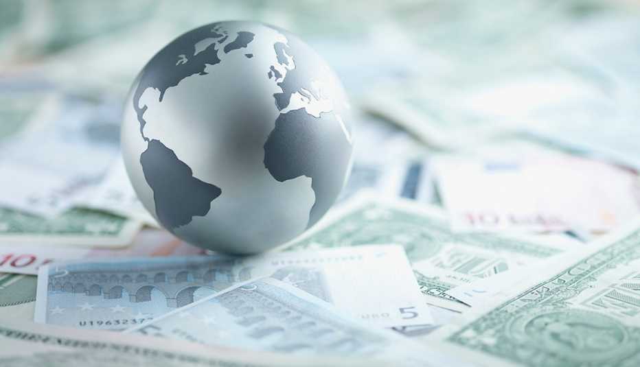 Globo terráqueo encima de billetes