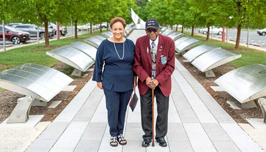 Jo Ann Jenkins junto al piloto de Tuskegee James Harvey III