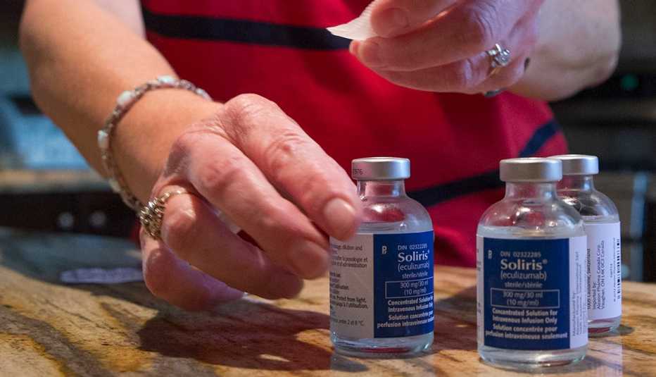 Una enfermera prepara viales del medicamento Soliris