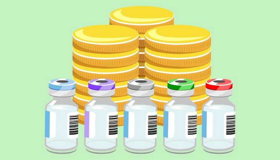 Frascos de medicamentos frente a monedas de dinero apiladas