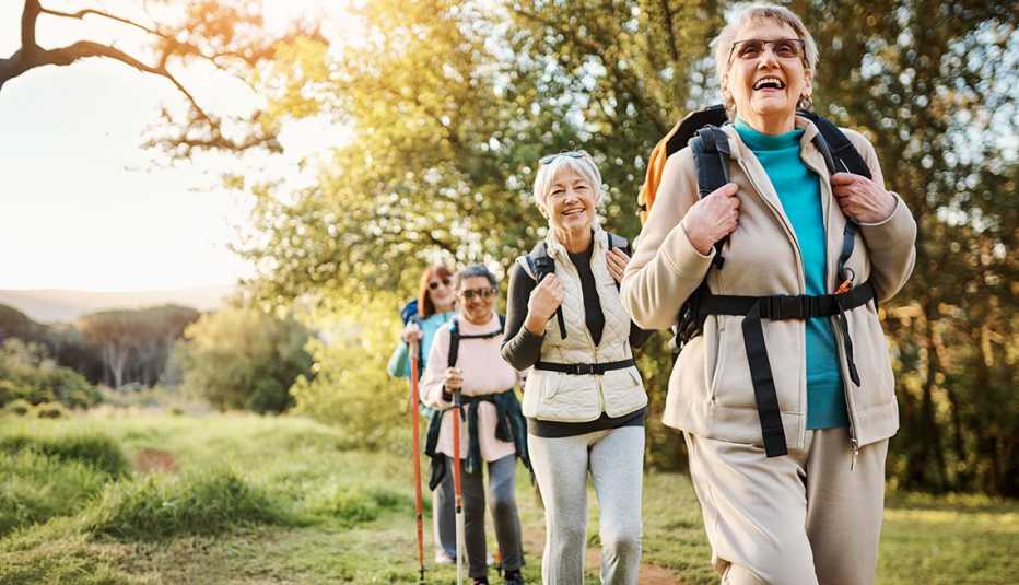 Cuatro mujeres de excursión con la puesta de sol