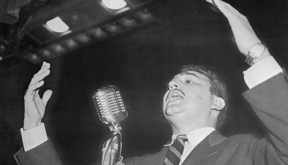 Fidel Castro hablando frente a un micrófono