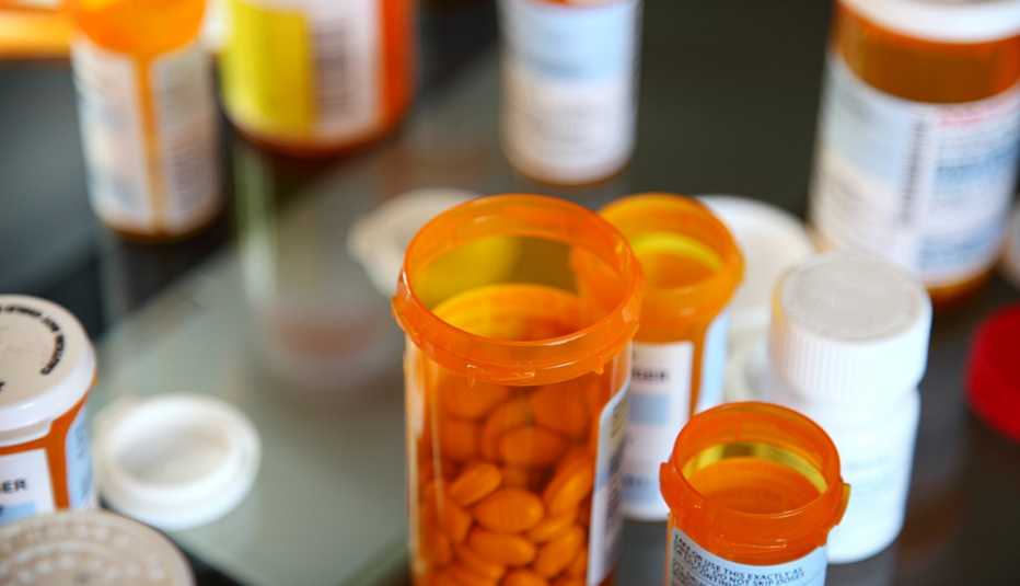 Recipientes de medicamentos sobre una mesa