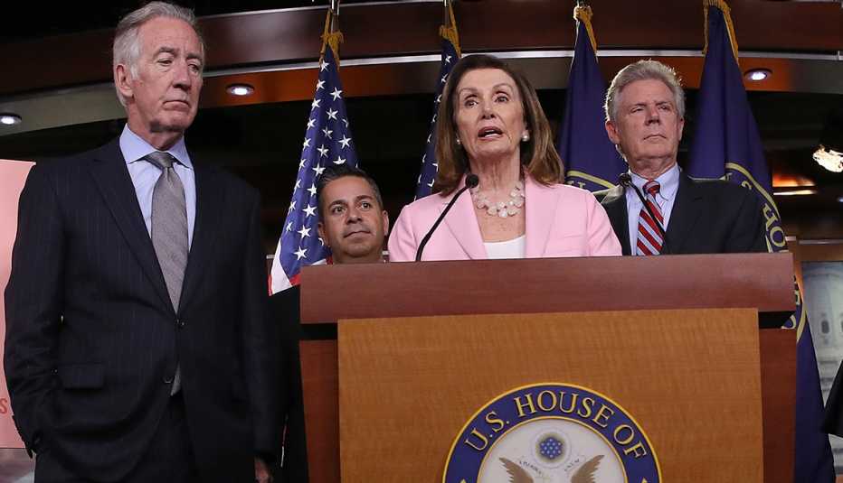La presidenta de la Cámara de Representantes, Nancy Pelosi, responde a preguntas sobre su plan de medicamentos recetados