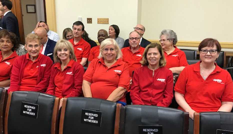 Representantes de AARP esperando que comience una audiencia en el Congreso