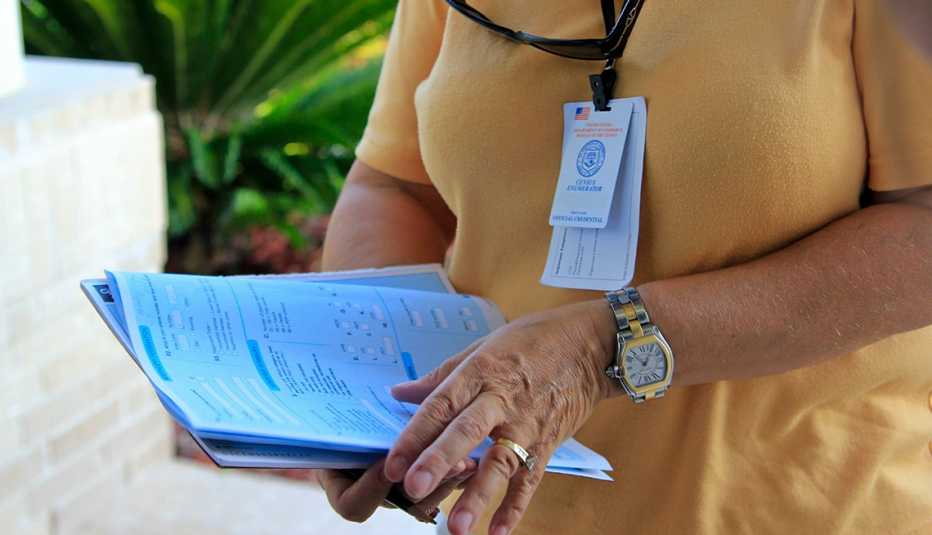 Trabajadora del censo sostiene en sus manos unos formularios