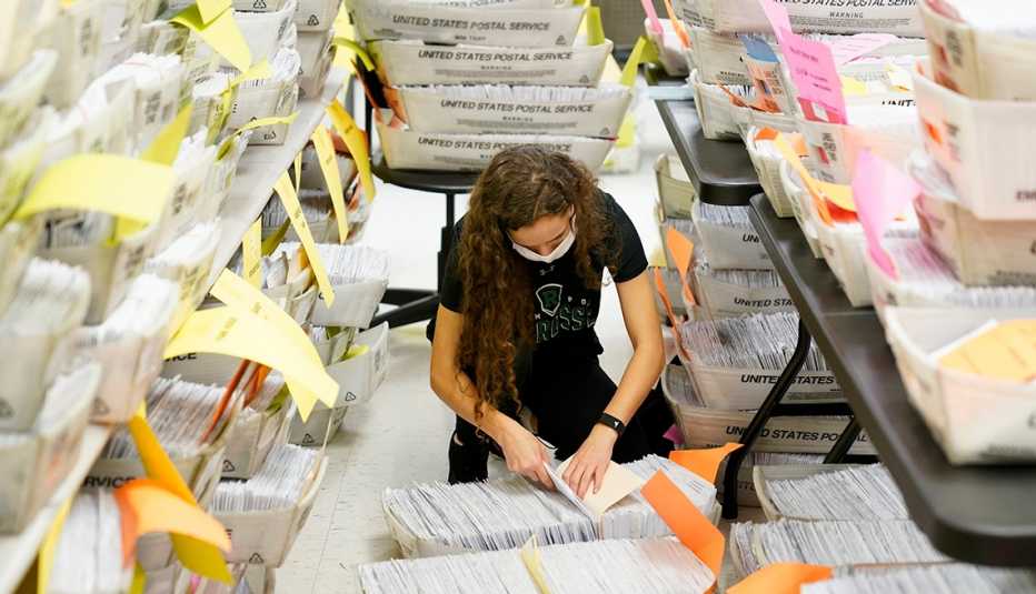 Mujer clasifica votos electorales