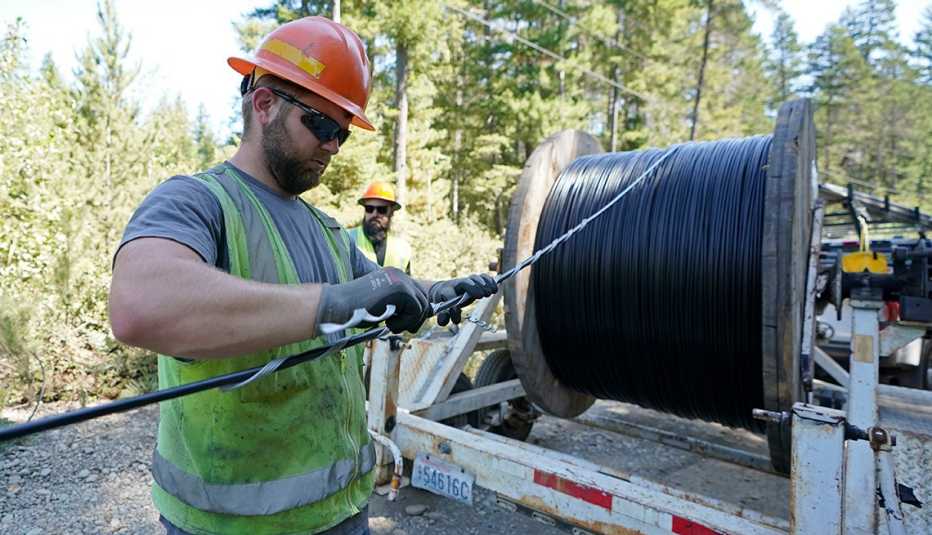 Un trabajador instala un cable