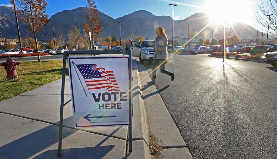 Una mujer entra a un lugar de votación 