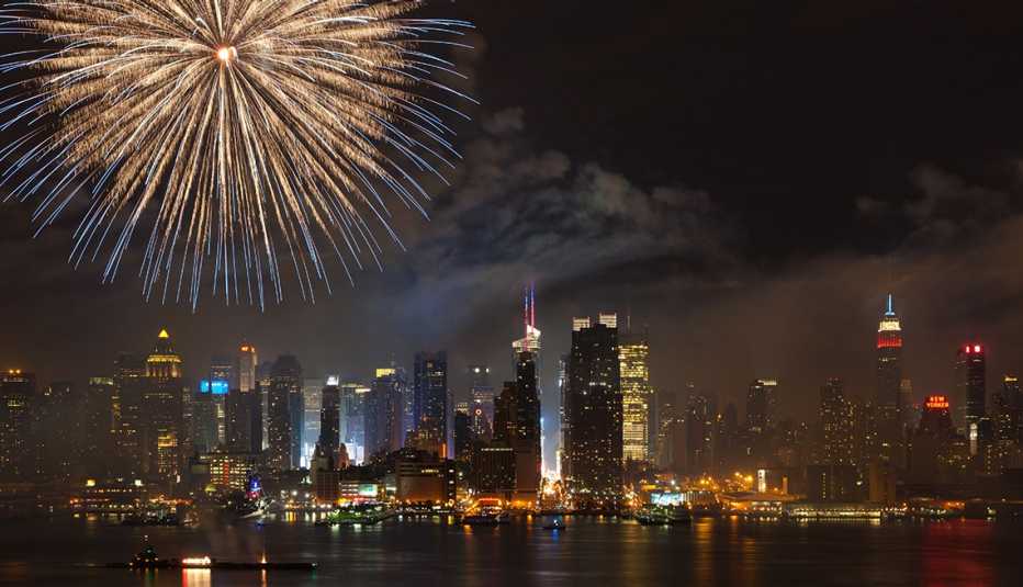 Fuegos artificiales del 4 de julio en la bahía del río Hudson en la ciudad de Nueva York 