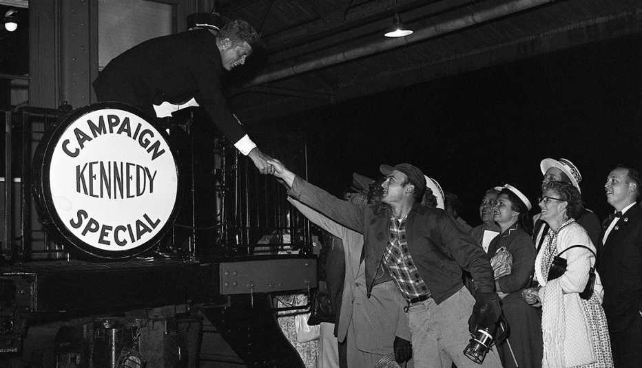 John F Kennedy estrecha la mano de un simpatizante