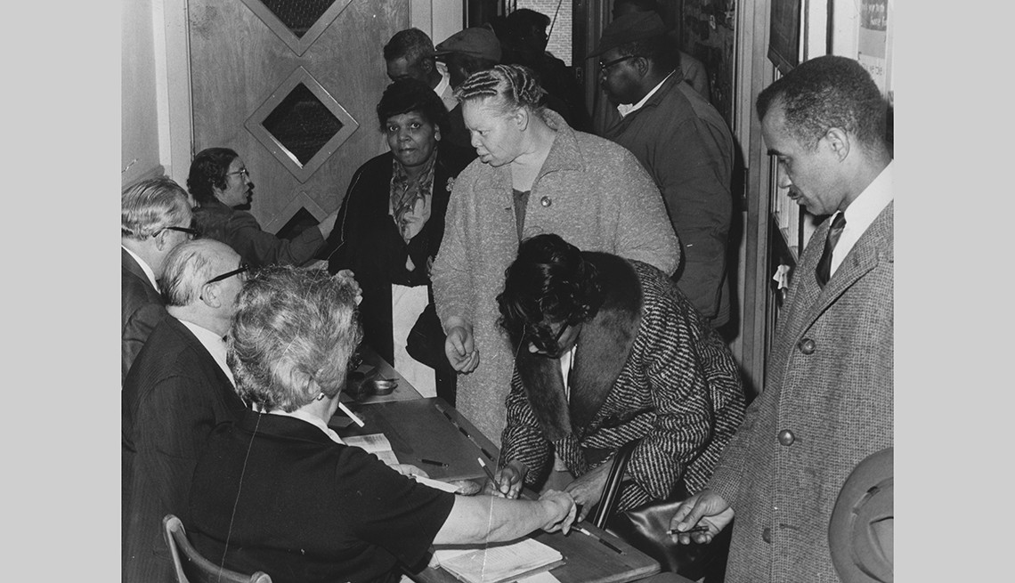 Afro-americanos registrándose para votar