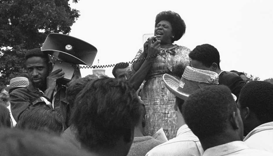 Fannie Lou Hamer de Ruleville habla a los simpatizantes del Partido Demócrata de Mississippi fuera el Capitolio en Washington, 17 de septiembre de 1965.