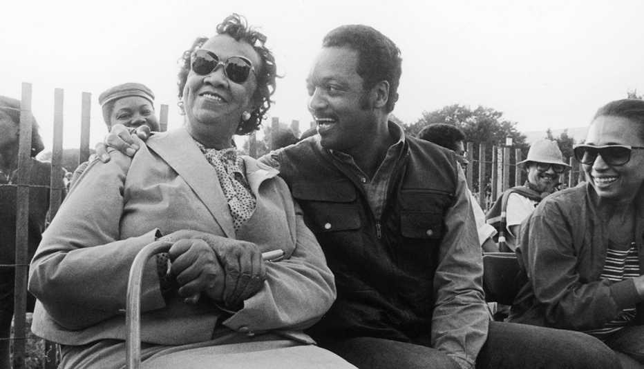 Dorothy Height, Jesse Jackson, y la esposa de Jackson Jacqueline asisten al Consejo Nacional de Celebración Negro Family Reunion de Mujeres Negras en 1986.